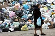 <B>Campania, l'emergenza rifiuti<br>non passa, anzi peggiora</B>